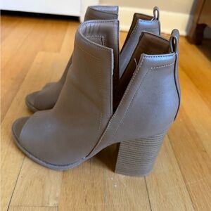 Pink Lily Taupe Open-Toe Ankle Booties | Block Heel | Size 8